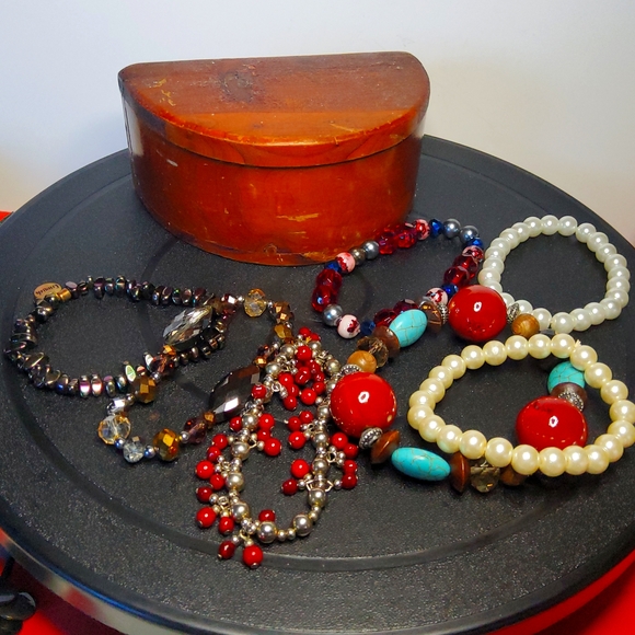Vintage stretch bracelets Jewelry - Bundle of seven bangle bracelets with vintage box